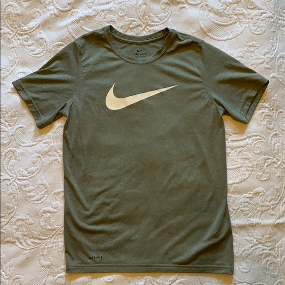 ♻️Boys Athletic Nike Tee - Picture 1 of 3